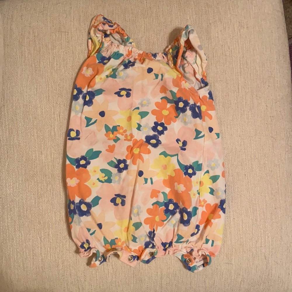 🌸 Baby Girl 9 months onesie
